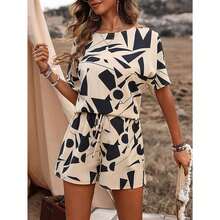Conjunto Casual de Playa para Mujer - Blusa de Manga Murciélago + Shorts con Cinturón, Estampado Aleatorio Multicolor, Ideal para y Verano - Blanco y Negro - Ver 4