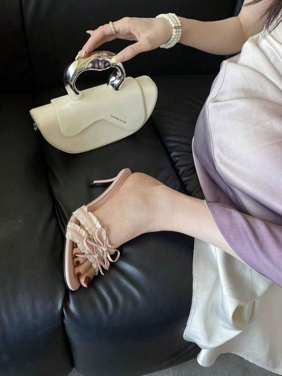 Giày sandal một quai kiểu cổ tích với nơ hoa kiểu Pháp, ôm nhẹ nhàng khi phối cùng váy, mũi hở, gót mảnh. - Hồng - Xem 1