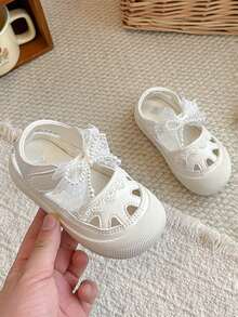 1 đôi sandal mùa hè thoáng khí cho bé gái, có nơ ngọc trai và dây buộc, đế mềm chống trơn trượt. - Màu be - Xem 10