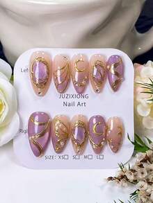 Bộ 10 móng giả thủ công hình hạnh nhân, màu tím mộng mơ mắt mèo với đường viền vàng. Được thiết kế với lớp nền màu nude và họa tiết mắt mèo màu tím, trang trí bằng các đường viền vàng vẽ tay và họa tiết cánh bướm vàng, cũng như các vòng tròn mắt mèo màu tím thủ công và hình mặt trăng viền vàng. - Nhiều màu - Xem 12