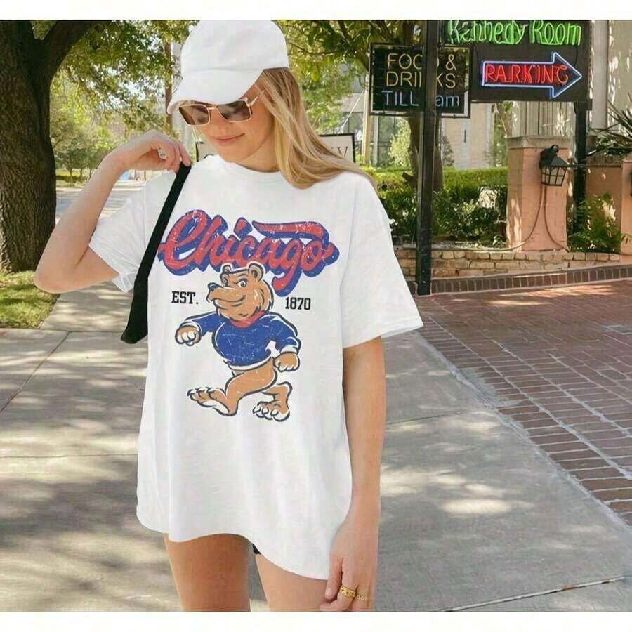 Colección Verano 2026, Camiseta Vintage Chicago Cubs de Cuello Redondo, Camiseta de los Cubs, Camiseta de Béisbol de Chicago, Camiseta Retro de los Cubs, Día del Partido de Béisbol, Día de Apertura. Camiseta de Algodón Puro de Alta Calidad de 1010g con Estampado de Patrón Artístico Minimalista, Tela Suave y Transpirable, Cómoda y Holgada, Adecuada para Usar Todo el Día, Ideal para Graduaciones, S-Care Inder, Tela de Alta Calidad, Mi Elección para Regalos, Tallas 3-7XL, Envío Gratuito, En 24 Horas.