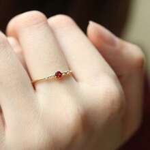 Anillo minimalista y delgado chapado en oro de 18K con circonita roja incrustada, versátil para mujeres - Rojo - Ver 2