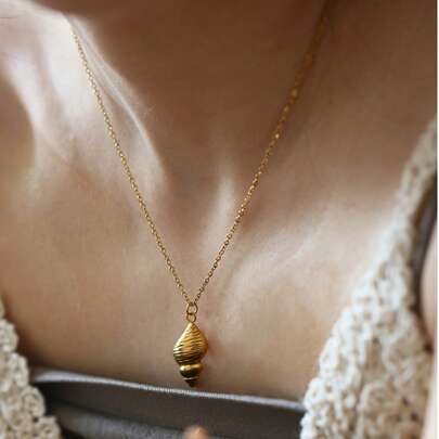 1件金色不锈钢项链 时尚夏季贝壳吊坠项链 精致可爱 适合海滩度假日常佩戴 女性