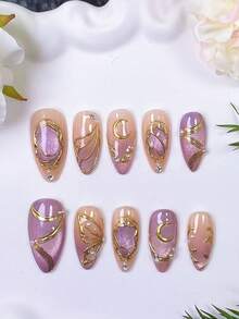 Bộ 10 móng giả thủ công hình hạnh nhân, màu tím mộng mơ mắt mèo với đường viền vàng. Được thiết kế với lớp nền màu nude và họa tiết mắt mèo màu tím, trang trí bằng các đường viền vàng vẽ tay và họa tiết cánh bướm vàng, cũng như các vòng tròn mắt mèo màu tím thủ công và hình mặt trăng viền vàng. - Nhiều màu - Xem 5