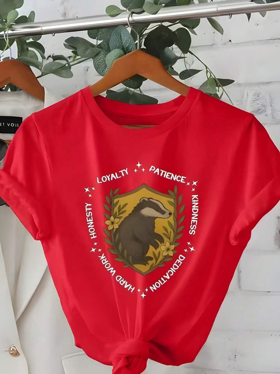 Camiseta de mujer de manga corta con cuello redondo, ilustración de tejón en escudo con palabras "Loyalty Patience Kindness" rodeadas de hojas verdes, estilo vintage - ROJO - Ver 1