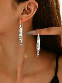 1 Pasang Anting-Anting Wanita Minimalis Serbaguna dengan Tekstur Geometris Berbentuk Batang, Cocok untuk Pemakaian Sehari-hari dan Acara Kasual - Perak - View 4