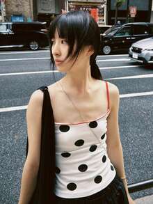 YeonC 女士白色波点吊带露脐上衣，高弹涤纶背心，适合夏季街头休闲穿着 - 白色 - 查看 4