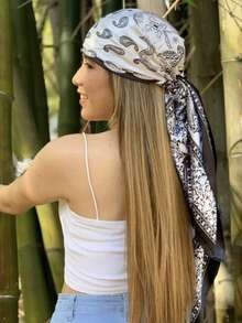 1件女款黑白佩斯利印花大尺寸緞面絲綢觸感圍巾，可用作髮帶或頭巾，適合搭配洋裝與度假 - 黑與白 - 查看 2