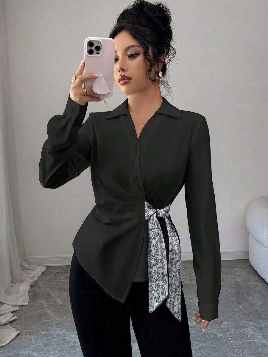Blusa elegante femenina de manga larga blanca para oficina, cuello solapa en V, nudo asimétrico lateral con cinta estampada paisley, cintura fruncida entallada.Tela caída suave, estilo intelectual elegante, ideal para trabajo y uso diario. - Negro - Ver 1
