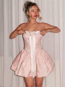Elegante vestido mini sin tirantes para mujer, confeccionado en tela de satén con tejido en relieve reluciente.Destaca un amplio lazo en el pecho y una falda acampanada con volantes.Diseño favorecedor con corte corsé, perfecto para citas románticas y con un encantador estilo princesa. - Amarillo - Ver 11