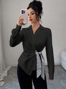 Blusa elegante femenina de manga larga blanca para oficina, cuello solapa en V, nudo asimétrico lateral con cinta estampada paisley, cintura fruncida entallada.Tela caída suave, estilo intelectual elegante, ideal para trabajo y uso diario. - Negro - Ver 12