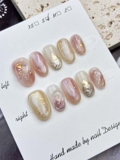 10 móng giả hình oval ngắn vừa phải với màu hồng nude, trắng sữa và trà sữa trong suốt, họa tiết vân đá cẩm thạch, điểm nhấn lá vàng và bạc, thiết kế viền kim loại sang trọng, kiểu pha lê, 100% thủ công, móng acrylic dán tái sử dụng, bao gồm 1 miếng dán keo, 1 que dán và 1 dũa móng, thích hợp cho nữ sử dụng hàng ngày hoặc dự tiệc.