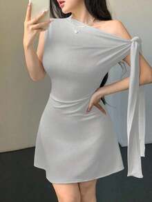 Vestido corto asimétrico elegante burdeos, diseño con lazos en hombro y pliegues en cintura, ideal para citas, fiestas y ocasiones de otoño e invierno - Gris - Ver 5