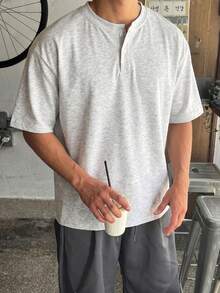 1件男士 Polo 衫，灰色亨利領落肩圓弧下擺，針織面料柔軟舒適，寬鬆修身不起球，復古美式極簡休閒日系慵懶風，輕便美式休閒夏季日常通勤款 - 淺灰色 - 查看 1