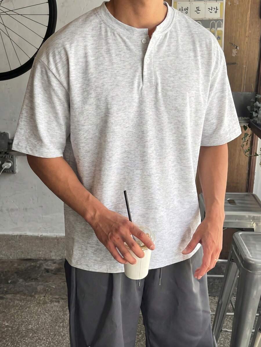 1件男士 Polo 衫,灰色亨利領落肩圓弧下擺,針織面料柔軟舒適,寬鬆修身不起球,復古美式極簡休閒日系慵懶風,輕便美式休閒夏季日常通勤款 - 淺灰色 - 查看 1