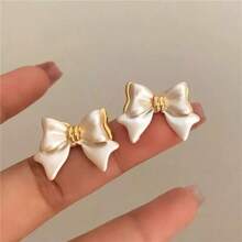 1 Đôi bông tai nơ màu trắng tráng men, thanh lịch và đa năng, tinh tế, phù hợp cho phụ nữ đeo hàng ngày. - Bông tai hình nơ - Xem 1
