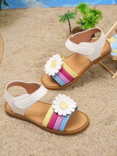 Một đôi dép xăng đan trẻ em mới, xinh xắn, được trang trí bằng những bông hoa cầu vồng, nhẹ và thoáng khí, thích hợp cho kỳ nghỉ hè, tiệc sinh nhật, lễ Phục sinh và sử dụng hàng ngày.