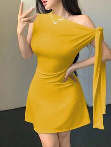 Vestido corto asimétrico elegante burdeos, diseño con lazos en hombro y pliegues en cintura, ideal para citas, fiestas y ocasiones de otoño e invierno - Amarillo - Ver 7