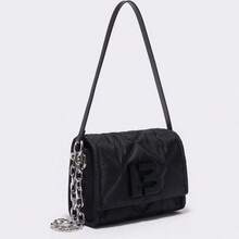 The Bimba Shoulder Bag Filled With Down And Featuring A Chain Strap Can Be Used As A Shoulder Bag Or Underarm Bag. - B - 查看 1