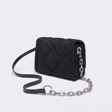 The Bimba Shoulder Bag Filled With Down And Featuring A Chain Strap Can Be Used As A Shoulder Bag Or Underarm Bag. - B - 查看 4
