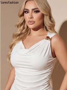 Top Blusa elegante blanca sin mangas para mujer con escote  caido drapreado y detalle metálico decorativo en los hombros top ajustado estilo sofisticado y minimalista, camiseta femenina de tela suave y elástica que realza la silueta, blusa moderna casual chic ideal para outfits de verano y primavera  top fashion para combinar con faldas, pantalones de vestir, jeans o conjuntos elegantes, prenda versatil para looks formales, casuales y de fiesta, blusa estilizada con diseño entallado que marca la cintura y resalta la figura femenina, top blanco liso con broche metálico dorado central que aporta un toque glamuroso y contemporáneo, camiseta elegante para citas, eventos, salidas nocturnas, oficina o reuniones, prenda básica premium para guardarropa femenino, top sofisticado para mujer moderna que busca estilo, elegancia y comodidad, blusa ajustada sexy pero refinada ideal para outfits aesthetic, classy, minimal, chic y moda urbana, top elegante para combinar con tacones, sandalias. tenis, - Blanco - Ver 2