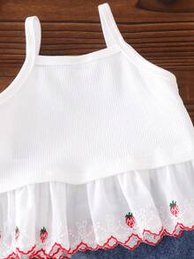 Bộ 2 món cho bé gái gồm áo vest dây bèo in hình dâu tây dễ thương và quần short bèo nhún, thích hợp cho mùa hè. - trắng - Xem 6