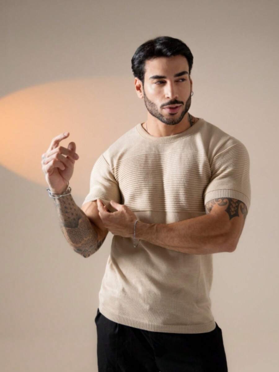 Men's Textured Short-Sleeved Knit T-Shirt With Crew Neck, Summer Chic Premium Style. - 米色 - 查看 1