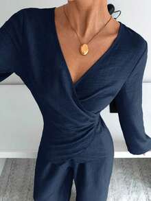 Elegante conjunto de mujer novedad de otoño, compuesto por blusa de manga larga acampanada envolvente y pantalones wide leg de talle alto.Cuenta con diseño ajustado en la cintura con lazo trasero, corte favorecedor y tela texturizada fresca, ideal para oficina y looks diarios elegantes. - Azul marino - Ver 4