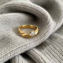 1枚不对称不锈钢锆石闭口戒指，简约优雅设计，适合日常佩戴 - 金色 - 查看 2