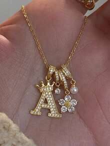 1 pieza Exquisito y elegante collar con colgante de letra artística A-Z enchapado en oro de 18K, collar con colgante de flor de cinco pétalos blanca y perla, adecuado para uso diario de mujeres, gran regalo para cumpleaños, fiestas y aniversarios - Dorado - Ver 2