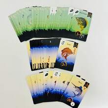 成人或家庭皆宜的诱饵棋盘游戏 - 掷骰子下注钓鱼 - 用较少的骰子挑战运气，或确保成功捕获 - 1 分钟即可学会 - 15 分钟游戏时间 - 2 至 5 名玩家（基础包 + 扩展包） - 彩色 - 查看 8