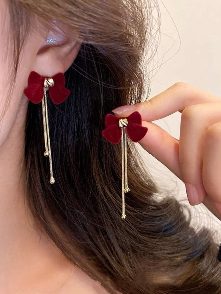 1 Đôi bông tai tua rua nơ thời trang nữ: Phong cách cổ điển ngọt ngào, nơ 3D mềm mại như nhung với mặt dây chuyền dây xích kim loại đôi, phù hợp cho các cô gái trẻ theo đuổi vẻ thanh lịch tinh tế. - Đỏ - Xem 1