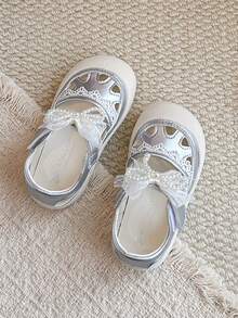 Màu bạc sáng bóng + Viền hoa rỗng! Sandal hở mũi mùa hè cho bé, chống đá chân, thiết kế khóa dán, đế mềm nhẹ và không gây khó chịu. - Bạc - Xem 7