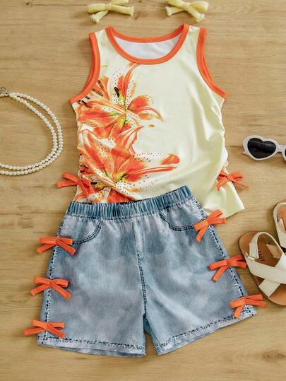Toddler Girls' Sweet & Energetic Orange Lily Print Tank Top With Adjustable Drawstring Side, Paired With Light Blue Printed Shorts And 3D Orange Bow, Casual Yet Playful. Suitable For Daily Wear, School, Park Play, And Street Style, Comfortable And Durable.