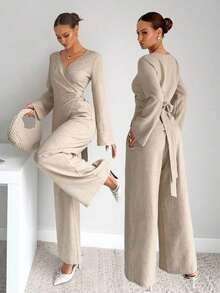 Elegante conjunto de mujer novedad de otoño, compuesto por blusa de manga larga acampanada envolvente y pantalones wide leg de talle alto.Cuenta con diseño ajustado en la cintura con lazo trasero, corte favorecedor y tela texturizada fresca, ideal para oficina y looks diarios elegantes. - Azul marino - Ver 7