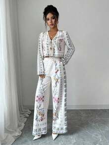 Conjunto casual de dos piezas para mujer, compuesto por blusa corta de manga larga con estampado floral completo y lazo frontal, y pantalones wide leg de talle alto a juego.Tela suave y fresca, estilo bohemio dulce y elegante, perfecto para looks de vacaciones y salidas diarias. - Albaricoque - Ver 4