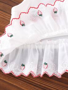 Bộ 2 món cho bé gái gồm áo vest dây bèo in hình dâu tây dễ thương và quần short bèo nhún, thích hợp cho mùa hè. - trắng - Xem 7