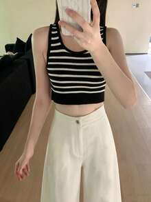 Áo tank top dệt kim kẻ sọc, áo croptop ôm dáng cho nữ, chất liệu vải ngẫu nhiên. - Đen và trắng - Xem 3