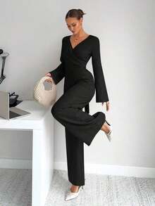 Elegante conjunto de mujer novedad de otoño, compuesto por blusa de manga larga acampanada envolvente y pantalones wide leg de talle alto.Cuenta con diseño ajustado en la cintura con lazo trasero, corte favorecedor y tela texturizada fresca, ideal para oficina y looks diarios elegantes. - Negro - Ver 6