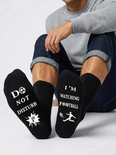 1 Pair Men's Versatile Comfortable Black Socks With "Do Not Disturb, I'm Watching Football" Text Graphic, Suitable For All Seasons