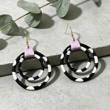 1 Đôi khuyên tai khoét lỗ thủ công, hơi bất đối xứng, có thể điều chỉnh, họa tiết chấm bi hai lớp hình tròn, chất liệu da nhẹ, quà tặng cho bạn bè và người yêu. - Bông tai thủ công - Xem 2