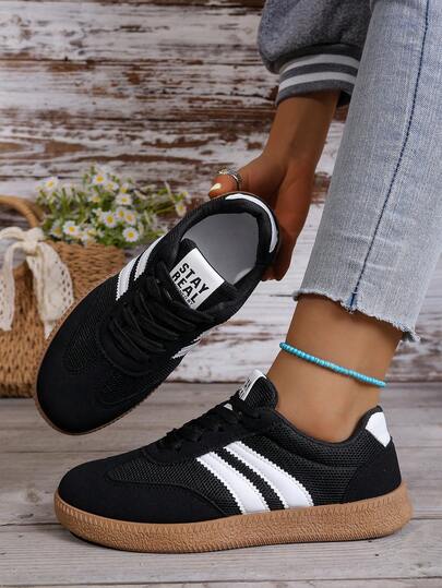 Giày thể thao phong cách retro Đức Xuân/Hè 2026, giày sneaker thể thao nhẹ, chống trượt, giày đế bằng buộc dây cổ thấp sọc trắng/đen, giày tập luyện thể dục phối lưới và da lộn thoáng khí cho trường học, đi làm, hoạt động ngoài trời, giày thể thao tối giản đa năng phối điểm nhấn màu đen, giày thể thao nữ, giày tập luyện nữ, giày nữ, giày huấn luyện viên