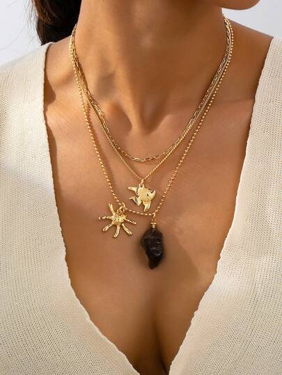 1 chiếc vòng cổ mặt dây chuyền nhiều lớp cá nhân hóa dành cho nữ, đính đá không đối xứng và các họa tiết sinh vật biển.