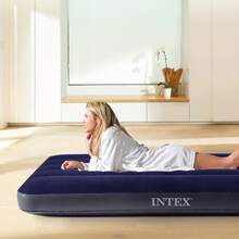 Intex مرتبة هوائية قابلة للنفخ من إنتكس، متوفرة بأحجام 76*191*25 سم / 99*191*25 سم / 137*191*25 سم / 152*203*25 سم / 183*203*25 سم (اختر ارتفاعك) 25 سم، مرتبة هوائية فاخرة قابلة للنفخ من إنتكس، سرير هوائي للتخييم، أزرق، سرير صلب قياسي أصلي - جودة مضمونة. - أزرق غامق - مشاهدة 9
