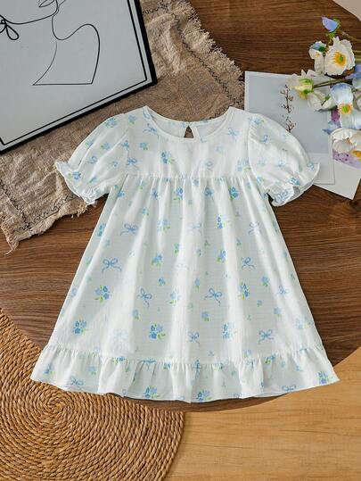 女婴春夏度假休闲泡泡袖圆领连衣裙，搭配蓝色花卉蝴蝶结印花荷叶边裙摆，泡泡袖，荷叶边下摆，甜美可爱，柔软舒适的泡泡袖面料，适合春夏穿着。