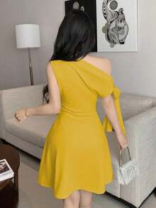Vestido corto asimétrico elegante burdeos, diseño con lazos en hombro y pliegues en cintura, ideal para citas, fiestas y ocasiones de otoño e invierno - Amarillo - Ver 2