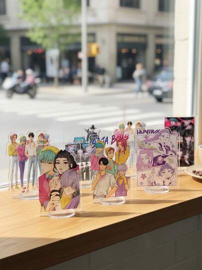 Hasbro Bộ 3 mô hình đứng bằng acrylic Huntrix, vật trang trí bàn làm việc sáng tạo theo chủ đề trường học, phụ kiện trang trí bàn làm việc phong cách, tượng sưu tầm cao cấp và món quà hoàn hảo cho người hâm mộ và những người đam mê.