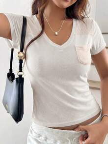女士白色V领T恤，蕾丝口袋+肩部拼接，休闲短袖上衣 - 白色 - 查看 2