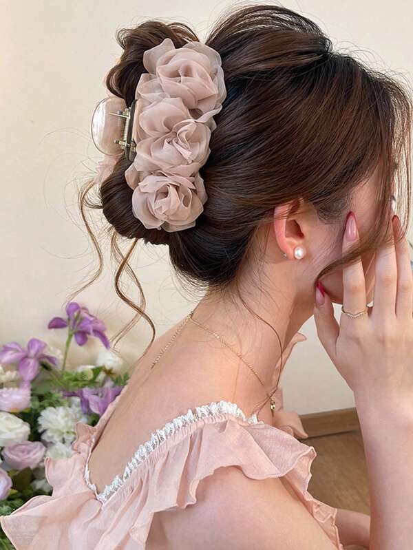 1个女士纯色3D褶皱网纱玫瑰花发夹，适合日常佩戴、派对场合、节日、生日等。