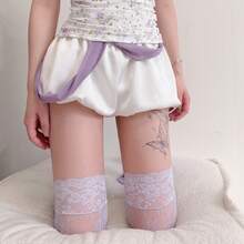 1 par de meias femininas até o joelho com acabamento em renda e estampa floral de rosas roxas. - Roxo Lilás - Ver 5